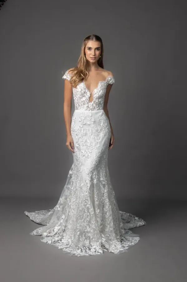 Vestido de noiva Amellie: sereia em renda, decote profundo e cauda. Coleção Ateliê Guinza