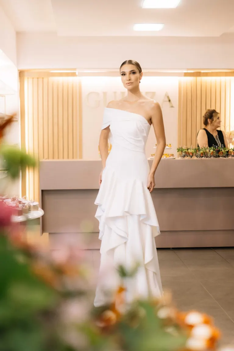 Vestido de noiva assimétrico com babados na recepção do Ateliê Guinza em Ribeirão Preto