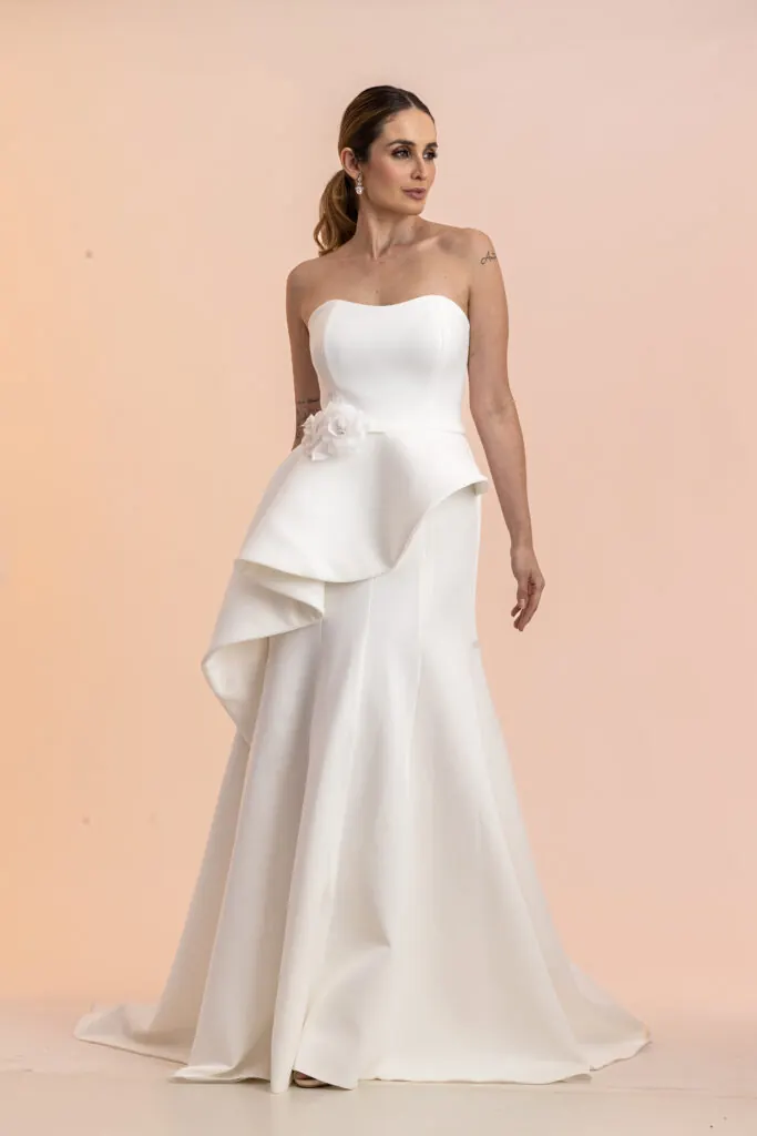 Vestido de noiva tomara que caia com babado assimétrico, modelo Lady