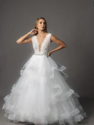 Vestido de noiva Belle: corpete de renda em V, cinto brilhante e saia de tule em camadas. Coleção Ateliê Guinza