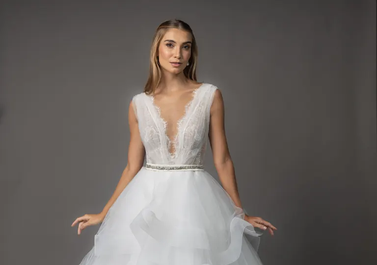 Noiva com vestido de decote em V e corpete de renda