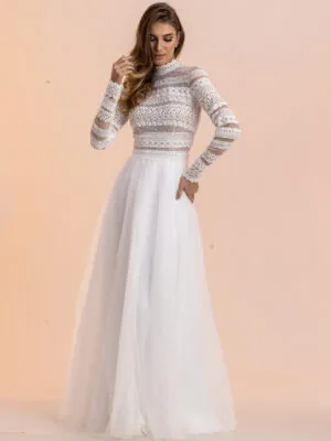 Vestido de noiva Diana: top de renda com gola alta e mangas longas, saia fluida de tule. Coleção Ateliê Guinza