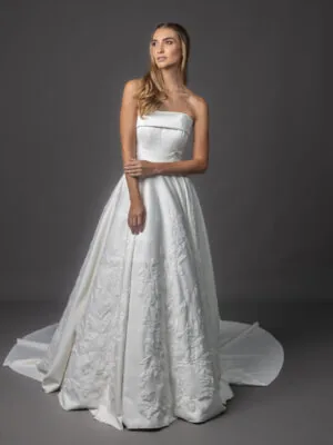 Vestido de noiva Ester: tomara que caia de decote reto, saia ampla bordada e cauda longa. Coleção Ateliê Guinza