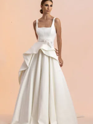 Vestido de noiva Flora: alças largas, decote reto e sobressaia assimétrica em camadas. Coleção Ateliê Guinza