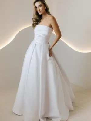 Vestido de noiva Galla: corpete drapeado tomara que caia e saia ampla lisa. Coleção Ateliê Guinza
