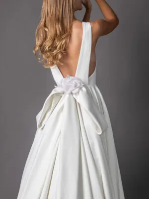 Vestido de noiva Helena: costas abertas em V com laço e flor escultural. Coleção Ateliê Guinza