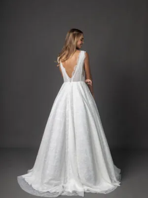Vestido de noiva Ilana: costas em V e saia ampla com textura bordada. Coleção Ateliê Guinza