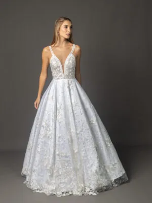 Vestido de noiva Livi: decote em V profundo e saia ampla com bordados florais. Coleção Ateliê Guinza