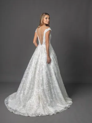 Vestido de noiva Loretta: costas em transparência com botões, renda e cauda. Coleção Ateliê Guinza