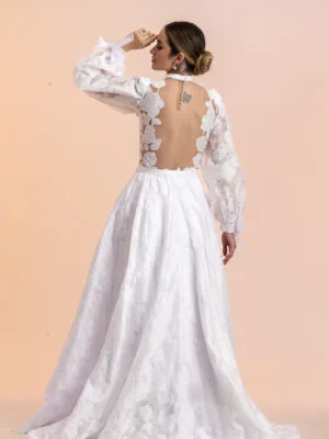 Vestido de noiva Santi: costas abertas com renda floral e mangas longas bufantes. Coleção Ateliê Guinza