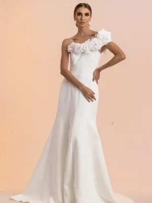 Vestido de noiva Telura: um ombro só com flores em relevo e silhueta sereia lisa. Coleção Ateliê Guinza