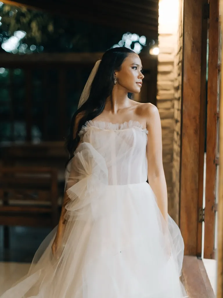 Noiva com vestido tomara que caia de tule criado pelo Ateliê Guinza