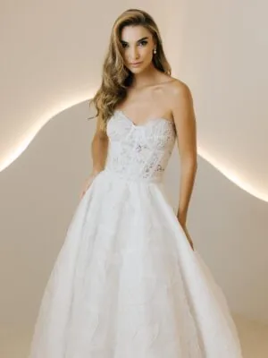 Vestido de noiva Valore: corpete de renda com decote coração e saia ampla texturizada. Coleção Ateliê Guinza